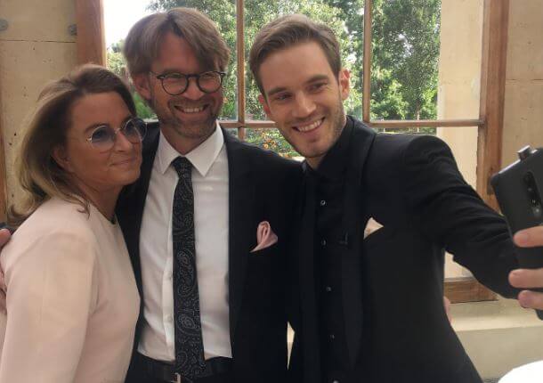 Lotta Kristine Johanna Kjellberg with her husband Ulf Christian Kjellberg and son PewDiePie.